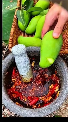 Authentic🤤 Thai green mango Dip Chili & Garlic Sensation #mango #cartton #shortvideo