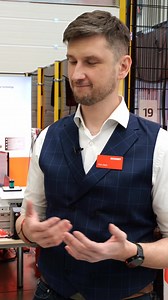  Beckhoff Automation Polska na RoboChallange 2025 Piotr Olech, Regionalny Kierownik Sprzedaży w Beckhoff Automation Polska, prezentuje innowacyjne stanowiska przygotowane na #RoboChallenge2025. Na tych stanowiskach dla uczestników czekały zadania z wykorzystaniem zaawansowanych systemów transportowych XTS oraz XPlanar. #XTS #XPlanar #Beckhoff #Fanuc #Trransport #automatyka | Przemysł Zrobotyzowany | Facebook