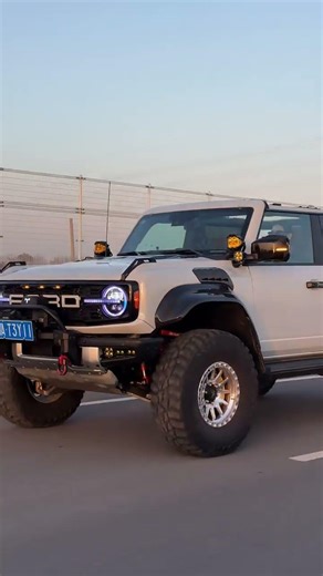 Isn't it cool for a girl to drive a Ford Vitara convertible? #HardcoreOffroad #FordVitara #Women'sCa