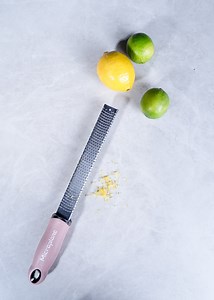 🍋 Astuce de Cheffe : Utiliser un Zesteur comme un Pro ! 🍋 Vous vous demandez comment obtenir utiliser correctement votre zesteur pour avoir des zestes parfait ? Dans ce Reel, je vous montre toutes mes astuces pour utiliser la @microplane correctement et révéler les arômes des agrumes ! ✨ ➡️ Astuce : Râpez en douceur pour éviter la partie blanche, c’est là que se cache l’amertume ! Testez et dites-moi si cette astuce change vos zestes ! 💛 Microplane International 📷 Spatule Food Content #Astuc