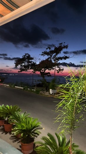 Un tramonto spettacolare con vista sul mare dall’affaccio di un ristorante a Pizzo 🌊🌅 La Calabria sa regalare emozioni uniche. #PizzoCalabro #Calabria #Tramonto #CalabriaVibes #Italia 🇮🇹