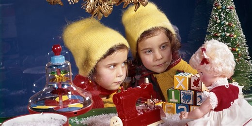21 Vintage Photos of Christmas Window Displays From the Last 100 Years