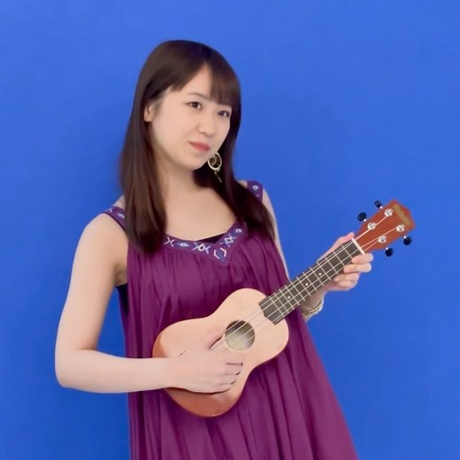 野中美希/モーニング娘。'26 | 夏のグッズ撮影🌴💜 ウクレレちぇるどうですか〜？！ . 通販サイトでグッズを購入すると抽選でこのウクレレが当たります😋この間みんなでウクレレにサイン書きました〜！ . Summer merchandise shooting🌴💜 How’s Ukulele Chel?! . If... | Instagram