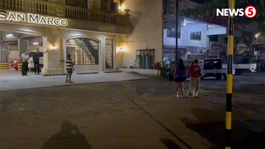 LINDOL NA NAMAN Nagbabaan ang ilang turista sa isang hotel sa Davao City matapos ang lindol ngayong Sabado ng gabi, October 11. Ayon sa PHIVOLCS, Magnitude 5.8 na lindol ang muling tumama sa Manay sa Davao Oriental kaninang 6:27PM. | via Reiniel Pawid | News5