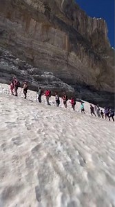 MERCI DE PRENDRE LA FILE Si vous grimpez à la Brèche.... Et ici ce n’est pas un contrôle douanier ! En altitude vous aurez du soleil mais aussi énormément de monde actuellement. C’est le mois d’août, et comme dans les Alpes ou ailleurs les grands sites du massif sont très fréquentés, et pas seulement à la Brèche, on peut aussi citer Ayous, la Vallée du Lys, le lac d’Oô, Gavarnie et d’autres. Mais le massif est grand, et l’on peut éviter la foule si on le souhaite en se rendant dans d’autres lieu