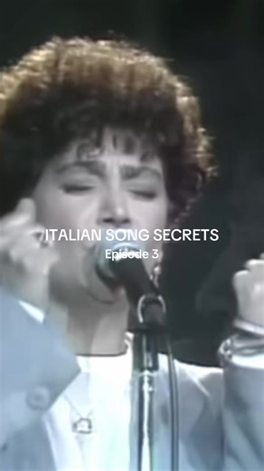 “Almeno tu nell’universo” è stata pubblicata da Mia Martini nel 1989, scritta da Bruno Lauzi e Maurizio Fabrizio. Non è solo una canzone d’amore: parla di onestà e autenticità, anche quando tutto intorno sembra falso o superficiale. Secondo gli autori, la canzone nacque da un desiderio semplice: “Volevamo celebrare chi rimane vero in un mondo pieno di apparenze.” Così, la frase “Almeno tu nell’universo” non è solo romantica: è un tributo a chi resta autentico e unico. La canzone è diventata un s