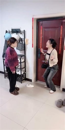 Annoying Door Prank: Mom & Daughter's Hilarious Daily Life