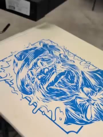 💙 Laid down some serious detail with Hybrid Pro Flo Blue and this bold linework print. Crisp, clean, and buttery smooth, exactly how we like it. 🔥 🎨 Ink: Hybrid Pro Flo #ScreenPrinting #HybridProInk #ProFloBlue #PrintLife #OneStrokeInks #CrispLines #DetailedPrints #BlueInkMagic #PrintshopVibes #PrintedByHand
