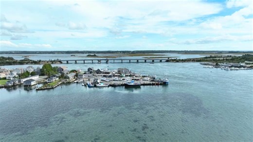 Westport, MA: Where Coastline Meets Countryside 🌾 Looking for a place that blends barrier beaches with scenic backroads, farm stands, and a thriving arts scene? Westport is the ultimate South Coast retreat! 🏖️ Stroll Horseneck Beach or walk to Gooseberry Island for ocean views. 🍷 Enjoy a glass of sparkling wine at Westport Rivers Vineyard or a local brew at Buzzards Bay Brewing. 🚣 Explore the Westport River by kayak or boat for a true Farm Coast adventure. 🎨 Connect with local art, culture,