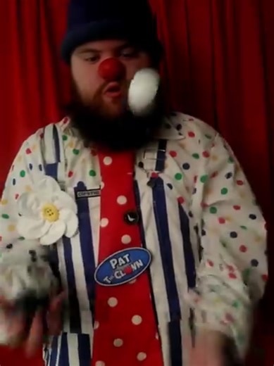 Pat the clown juggles!!