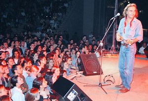 Η αληθινή ιστορία του τραγουδιού 'Αύγουστος', όπως την μοιράστηκε ο Νίκος Παπάζογλου - Μικροπράγματα