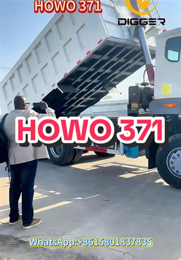 African customers purchase HOWO dump trucks on-site.