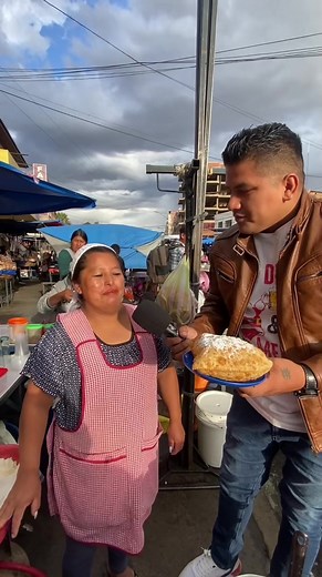 Tradición de Api con Pastel en Cochabamba