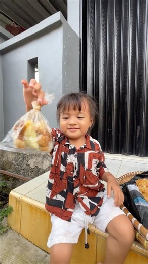 Casil's brother bought rice dumplings and spring rolls