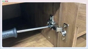 扉に隙間や傾きがある場合のヒンジ（スライド蝶番）の調整方法