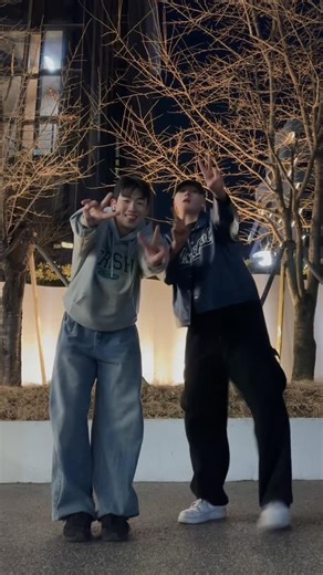 꾸스 on Instagram: "@dexterna__ & @9_s_mo 콜라보😳👍 같이 추는 게 훨씬 재밌움☃️ #collide #dance #challenge #fyp #viralvideos"