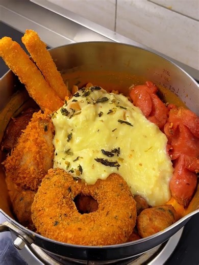 当极致火辣遇上浓郁奶香。 Cheesy Buldak: Where extreme spice meets creamy indulgence. チーズプルダック：刺激的な辛さと濃厚クリーミーの共演。 #food #dinner #おいしい #japan #Noodles #美味しい #life #ramen #spicy #reels #shorts #面 #wagyu #ramyeon #料理 #做饭 #美食 #晚餐制作