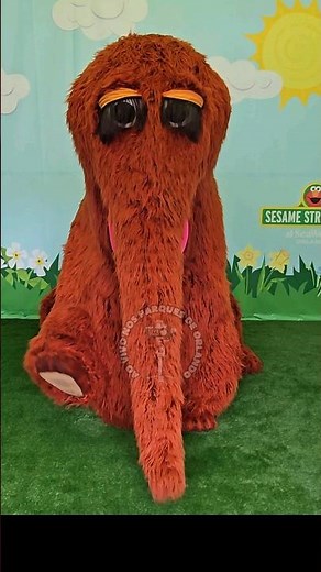 Sesame Street Character Snuffleupagus 4K (Meet and Greet) SeaWorld Orlando