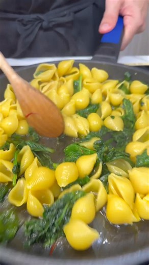 Originale, saporita e golosa: è la pasta con tonno, zafferano e cime di rapa del nostro resident chef creator @Sebastian Fitarau !🍝💚 Chi vuole il bis?😋 Ingredienti per due persone: Pasta conchiglie 180 g Tonno sgocciolato a filetti 150 g 200 g di foglie di cime di rapa 0.2g stigmi di zafferano Olio evo q.b. Sale q.b. Pepe q.b. Prezzemolo 1 ciuffo 1 spicchio d'aglio Mettete in ammollo lo zafferano per 2 ore nell'acqua tiepida. Fate cuocere la pasta in abbondante acqua salata. In una padella, f