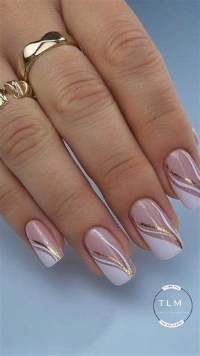 The white and gold french manicure blends timeless elegance with modern glamour. Soft, luminous, and refined — perfect for any occasion where style meets simplicity. 💅 👉 Tap now and shine with golden elegance! 🤍✨ #modelemanichiuracugel #unghiilamoda #frenchnails #whiteandgoldnails #gelnails #nailinspo #nailtrends #beautystyle #nailfashion #luxurynails #manichiuralux #elegancenails #modernlook #nailsoftheday #naildesigns #romaniabeauty #frenchgold #simpleelegance #nailinspiration #classynails 