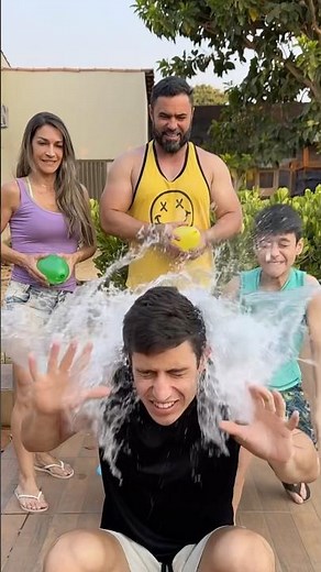 Quem jogou o balão com água gelada?!😱 #shorts