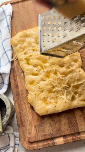 Hjälp oss komma på vad denna ska heta! Semlepinsa, semmelpinsa eller pinsa-semla?! Recept Du behöver: 1 pinsa 2,5 dl grädde 1 tsk vaniljsocker 0,5 tsk kardemummakärnor 25 gram smör 75 gram mandelmassa 1. Sätt ugnen på 200°C. 2. Smält smöret. Eller bryn för mer nötig smak. 3. Mortla hela kardemummakärnor och lägg ner det i det smälta/brynta smöret. 4. Pensla kardemummasmöret på pinsan. 5. Riv över mandelmassa och in i mitten av ugnen i 6-7 minuter eller tills gyllebrun. 6. Vispa grädden och ha i 