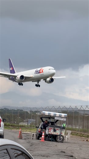 Hermoso aterrizaje de FedEx con su Boeing 767-300 #airplane #aviation #avion #airport #boeing #usa | David Mochileando