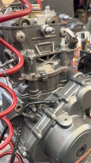 Un Breve Video De Cómo Usamos Este Sellador En Las Juntas De Metal, Tales Como Ns200 , Dominar400 , KTM200 y KTM390 | Taller De Motos Arellano