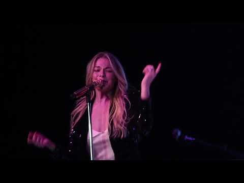 LeAnn Rimes - I Want A Hippopotamus For Christmas (Live)