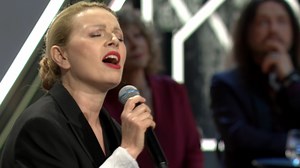 Anna Maria Jopek przejmująco zaśpiewała "Biały krzyż" podczas festiwalu w Opolu 🎙️ A już dziś o 20:00 o w TVP2 zapraszamy na 𝗪𝗼𝗱𝗲𝗰𝗸𝗶 𝗙𝗲𝘀𝘁𝗶𝘄𝗮𝗹 - 𝗽𝗿𝘇𝗲𝗯𝗼𝗷𝗲 𝘁𝗮𝗺𝘁𝘆𝗰𝗵 𝗹𝗮𝘁 🎶 z Jej udziałem 🧡 | Telewizja Polska