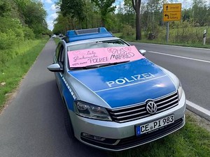 Blaulicht-Hochzeit: Die Polizei Bergen fusioniert mit der Polizei Uelzen - vorerst nur privat. Heute haben sich "Anni We" und "Fabi Be" in Müden das Jawort gegeben. Die KollegInnen aus Bergen und Uelzen gratulierten auf ihre ganz eigene Weise. Als Ehrenamtliche bei der Freiwilligen Feuerwehr Faßberg gratulierten auch ihre Feuerwehr-KameradInnen. | CELLEHEUTE.DE