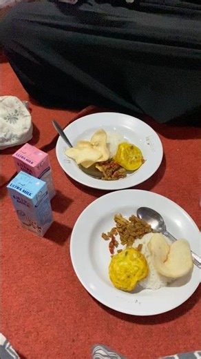 Santap Sahur setelah i’tikaf di Masjid Suciati Saliman #sahur #ramadan #masjid #takjil