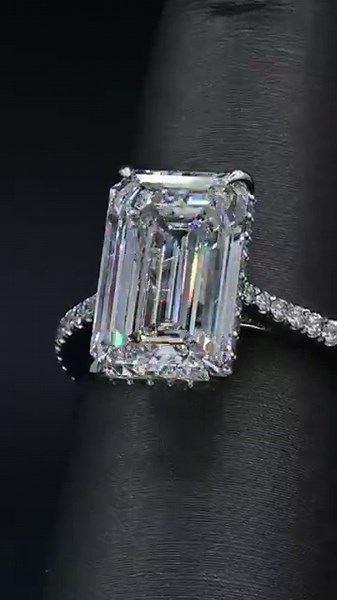 Emerald-Cut Diamond Ring | A Masterpiece of Clarity and Light