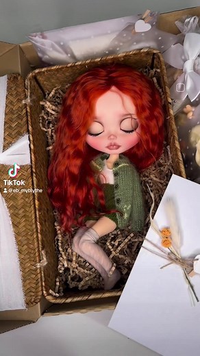 Blythe Doll Packaging: Unboxing and Review