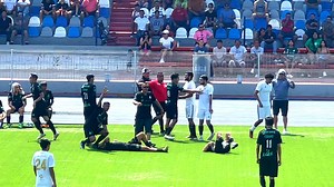 196K views · 3.1K reactions | Las faltas arteras además de los reclamos al silbante fueron el detonante para un partido que terminaría en confrontación, donde jugadores de los dos equipos no estarían conformes en las decisiones arbitrales, derivando en un juego demasiado ríspido derivando el enojo de los aficionados que no querían ver a su equipo perder el pase a la final de futbol callejero. | Leones De Barrio | Facebook