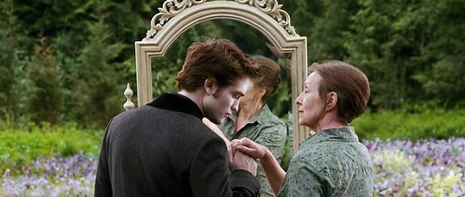 Twilight: New Moon (2009) – The Saga Continues Part 1