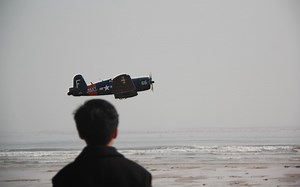 [菜鸟小江的航模疯]青岛行·雪耻 fms1.7翼展F4U首飞成功（换了螺旋桨真有提升吗？）