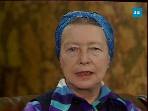 FÉMINISME♀️ En 1975, la philosophe Simone de Beauvoir explique la fameuse phrase "On ne naît pas femme, on le devient" sur le plateau de "Questionnaire". Elle évoque la condition féminine, la volonté des hommes de prendre le pouvoir, du moins de le garder. Une pensée qui a marqué son temps et continue de faire réfléchir encore aujourd'hui. | INA