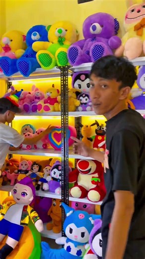 Lihat ada banyak boneka 😍
