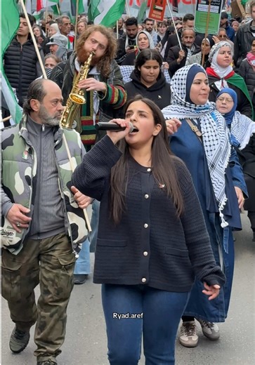 Berlin — Ein Mädchen führt die Sprechchöre bei einer Demonstration für die Zivilisten in Gaza