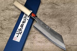 Shigeki Tanaka Arch-shaped "Hakata" Knives with Kurouchi Texture https://www.hocho-knife.com/shigeki-tanaka-ginsan-silver-3-steel-kurouchi-japanese-chefs-hakata-knife-180mm/ #shigekitanaka #hakata #silver_3_stainless_steel #ginsan #kurouchi #sushiknife #japaneseknife #japanesechefknife Japanese historical heritage creates unparalleled sharp knives. More Photos > https://www.instagram.com/hocho_knife/ | Hocho-Knife