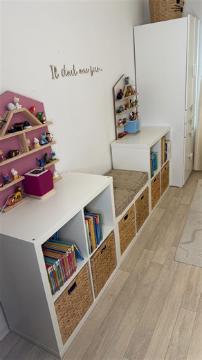 By Ness 67🤍 on Instagram: "🧸KIDS ROOM 🧸 Lit : ikea Sommier du bas : ikea Barrière : Amazon Matelas : Amazon Housse de couette : IKEA Meuble bureau : IKEA Planche : Leroy Merlin Tapis : Amazon Mur coin lecture meuble et bac : IKEA Coussin coin lecture : atmosphera Prénom et il était une fois en bois : temu Lampe étoile : Temu Lampe lapin : Leroy Merlin Lustre bois : Maxi bazar Armoire enfant : IKEA Panier enfant : b&m Porte manteau patère bois : temu S’il manque des références n’hésitez pas à 