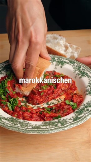 Köstlicher marokkanischer Paprika-Tomaten-Aufstrich 🌶️🍅 Folge mir @veganewunder für mehr einfache vegane Rezepte! 🍽️ Portionen: ca. 2–3 Portionen | 🔥 Schwierigkeitsgrad: einfach 📃 ZUTATEN 3 Paprika (gemischte Farben) 1 Dose gehackte Tomaten 2 Knoblauchzehen, fein gehackt 3 EL Olivenöl 1 TL Paprikapulver edelsüß 1 TL Kreuzkümmel, gemahlen Salz nach Geschmack Fladenbrot zum Servieren 👨🏽‍🍳 ZUBEREITUNG 1. Paprika längs halbieren oder vierteln, Kerne und weiße Häute entfernen. Mit der Schnitt