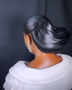Depuis certaines années, on vous a fait croire que pour réaliser une coiffure de Mariée, il faut forcément utiliser une lace frontale Alors qu’il y a de cela quelques années, on avait pas forcément besoin de tout ça alors pour cette formation que je suis en train de suivre c’est pour vous amener un peu de tout frontale ou pas on peut vous réaliser une coiffure de mariage avec vos cheveux devant 🥰 | Maison de la Lace 237
