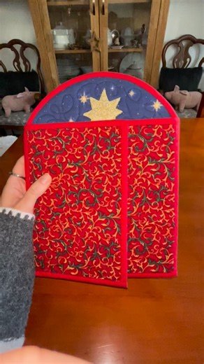 ✨ En Bernapatch somos de Reyes Magos ✨ Creemos en la ilusión que no caduca, en la esperanza que se cose puntada a puntada, y en la alegría sencilla que vuelve a hacernos niños 💫 Este tríptico del Nacimiento, los Pastores y los Reyes Magos es un diseño original, creado con calma, cariño y mucho amor por la tradición 🧵❤️ Tenemos los patrones disponibles tanto en formato físico como digital, para que cada hogar pueda llenarse de esta magia ✨ Que esta noche los Reyes os traigan mil cositas bonitas