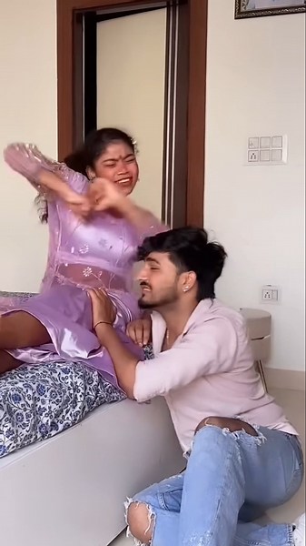 मोहित ने दबाए अंजलि के पर ‪@Mohitvlogs_27‬ ‪@Officer_anjali_dancer‬ ‪@Sonialove27‬ ‪@Eqlash‬