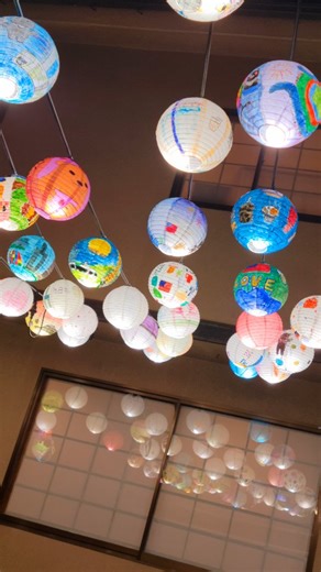 公益社団法人藤沢市観光協会 on Instagram: "🫧イベント情報🫧 .˚⊹⁺‧┈┈┈┈┈┈┈┈┈┈‧⁺ ⊹˚. 🏮台湾ランタンで彩られる🏮 #江の島ランタンストリート .˚⊹⁺‧┈┈┈┈┈┈┈┈┈┈‧⁺ ⊹˚. 江の島、片瀬・鵠沼海岸エリアで開催中の「湘南の宝石2025-2026」イベント内で新たな企画として「江の島ランタンストリート」を実施しています。 この企画は、藤沢市観光協会が約20年にわたり親日家の多い台湾からの観光客を誘致しており、友好関係にある高雄市観光協会の協力により、高雄市内の小学生500人以上に描いてもらった色とりどりの台湾ランタンを江の島の東町エリアに設置しております✨🌌 湘南の宝石へお越しの際は、 ぜひ江の島の東町へも足をお運びください💎🌙 🔸開催期間：～2026年1月18日（日）まで 🔸点灯時間：17時～20時 🔸場 所：江の島東町エリア ※荒天等の理由により、中止する場合があります。 #藤沢 #江の島 #fujisawa #enoshima #湘南の宝石 #jewelofshonan #ナイトイベント #ライトアップ #イルミネーシ