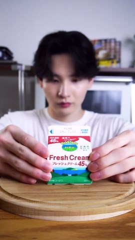 syun cooking on Instagram: "【材料1つ】ペットボトルそのまま手作りバター作り方！ 材料 ◯手作りバター ・生クリーム200ml (40%以上) 1.ペットボトルに生クリームを入れて振り混ぜる。 2.なめからになったら容器に出す。 3.お好みの固さまで冷蔵庫で冷やす。 Ingredients ◯ Homemade butter ・ 200ml fresh cream (40% or more) #簡単レシピ #簡単料理 #お菓子作り #手作りお菓子 #お菓子レシピ #スイーツレシピ #レシピ動画 #簡単おやつ #syuncooking #バター"