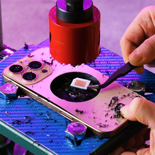 3.3M views · 7.4K reactions | Custodia per iPhone FAI DA TE realizzata con schede SIM fuse! ☺️  | 5 Minuti Creativi Uomo | Facebook