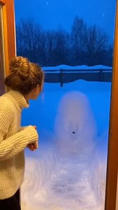 Snow day curiosity turned into full-on chaos ❄️🐶 One brave sausage dog vs. a mountain of snow… guess who won? 😂🤍 #dachshund #wienerdog #sausagedog #dachshundlove #dachshundparty | Dachshund Party